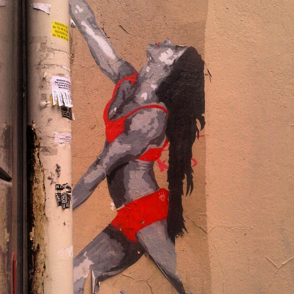 Femme rouge en escalade, Paris